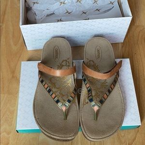 Brand New Women’s Aetrex Cognac Thong Sandal 6.5